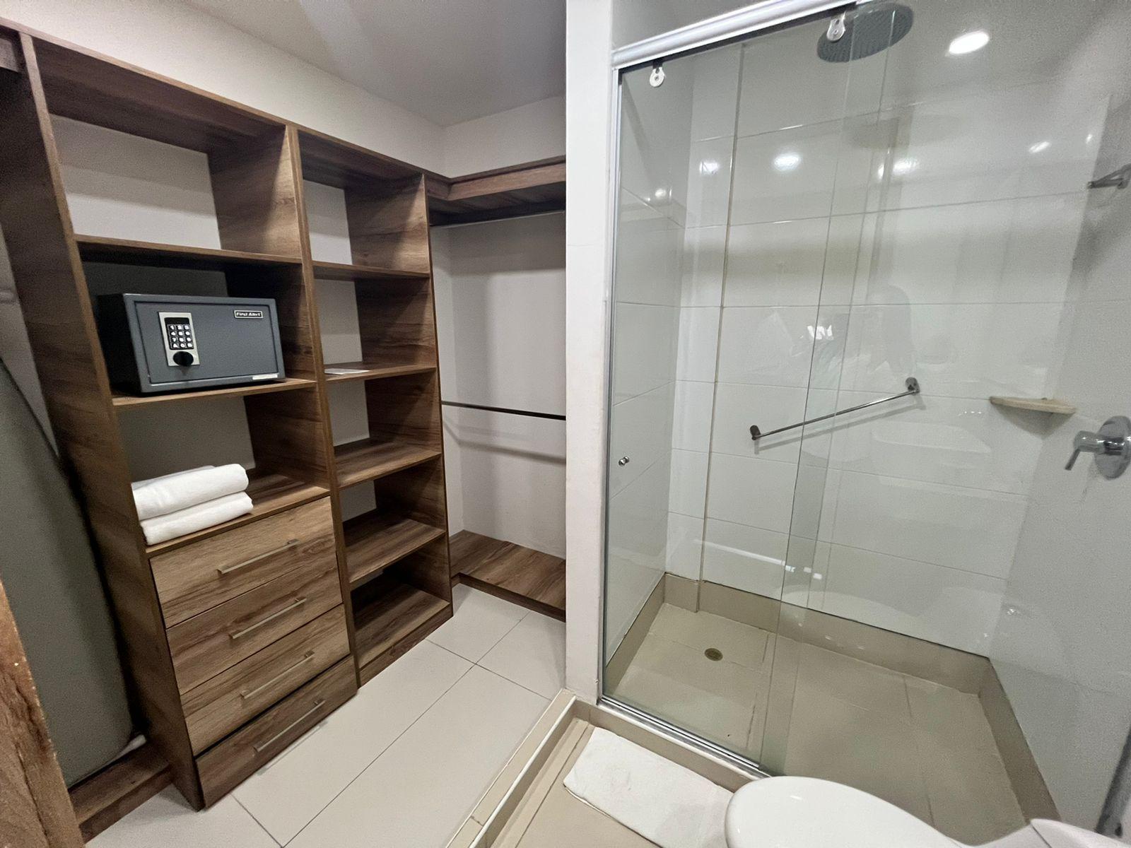 Baño con caja fuerte - Apartamentos